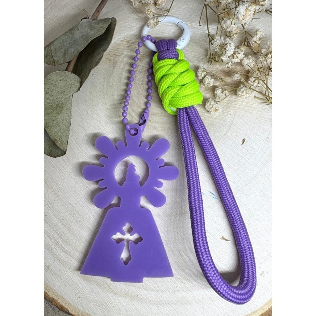 Un accesorio original y lleno de significado. Nuestro llavero Virgen del Pilar combina tradición y modernidad gracias a su diseño exclusivo en metacrilato con corte láser y su resistente cuerda paracord en múltiples colores.