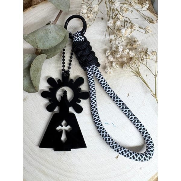 Un accesorio original y lleno de significado. Nuestro llavero Virgen del Pilar combina tradición y modernidad gracias a su diseño exclusivo en metacrilato con corte láser y su resistente cuerda paracord en múltiples colores.