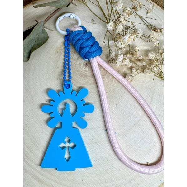 Un accesorio original y lleno de significado. Nuestro llavero Virgen del Pilar combina tradición y modernidad gracias a su diseño exclusivo en metacrilato con corte láser y su resistente cuerda paracord en múltiples colores.