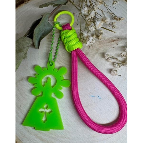 Un accesorio original y lleno de significado. Nuestro llavero Virgen del Pilar combina tradición y modernidad gracias a su diseño exclusivo en metacrilato con corte láser y su resistente cuerda paracord en múltiples colores.