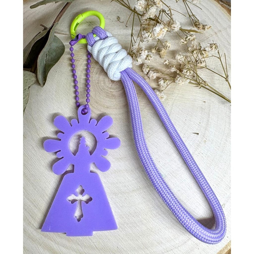 Un accesorio original y lleno de significado. Nuestro llavero Virgen del Pilar combina tradición y modernidad gracias a su diseño exclusivo en metacrilato con corte láser y su resistente cuerda paracord en múltiples colores.