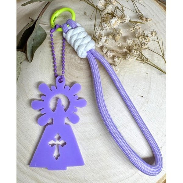 Un accesorio original y lleno de significado. Nuestro llavero Virgen del Pilar combina tradición y modernidad gracias a su diseño exclusivo en metacrilato con corte láser y su resistente cuerda paracord en múltiples colores.