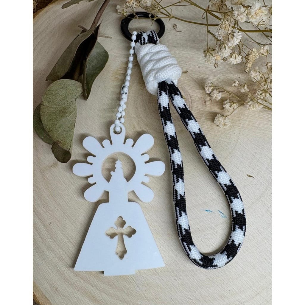 Un accesorio original y lleno de significado. Nuestro llavero Virgen del Pilar combina tradición y modernidad gracias a su diseño exclusivo en metacrilato con corte láser y su resistente cuerda paracord en múltiples colores.