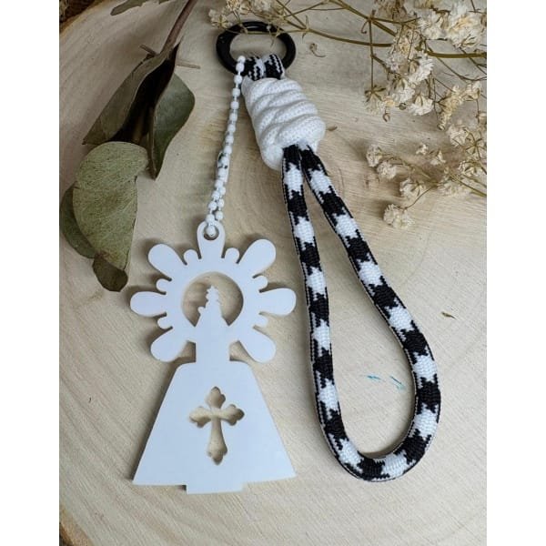 Un accesorio original y lleno de significado. Nuestro llavero Virgen del Pilar combina tradición y modernidad gracias a su diseño exclusivo en metacrilato con corte láser y su resistente cuerda paracord en múltiples colores.