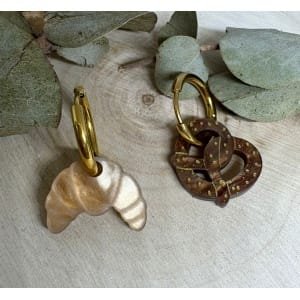 ¿Te imaginas llevar en tus orejas un pedacito de tus dulces favoritos? Con los Pendientes Dulzones Croissant y Pretzel lo puedes hacer realidad.