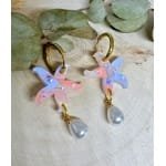 Un pendiente con alma marinera y mucho brillo. 🌊⭐ Estos Pendientes Estrella de Mar Perlada son la mezcla ideal entre elegancia y diversión, perfectos para dar un toque especial a tu look veraniego sin renunciar a la comodidad.