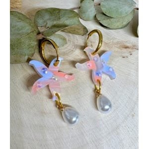 Un pendiente con alma marinera y mucho brillo. 🌊⭐ Estos Pendientes Estrella de Mar Perlada son la mezcla ideal entre elegancia y diversión, perfectos para dar un toque especial a tu look veraniego sin renunciar a la comodidad.