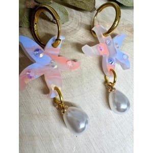 Un pendiente con alma marinera y mucho brillo. 🌊⭐ Estos Pendientes Estrella de Mar Perlada son la mezcla ideal entre elegancia y diversión, perfectos para dar un toque especial a tu look veraniego sin renunciar a la comodidad.