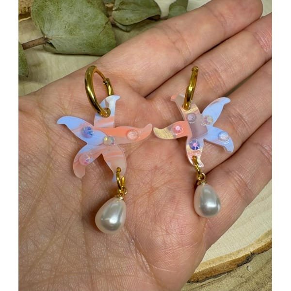 Un pendiente con alma marinera y mucho brillo. 🌊⭐ Estos Pendientes Estrella de Mar Perlada son la mezcla ideal entre elegancia y diversión, perfectos para dar un toque especial a tu look veraniego sin renunciar a la comodidad.
