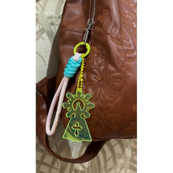 Un accesorio original y lleno de significado. Nuestro llavero Virgen del Pilar combina tradición y modernidad gracias a su diseño exclusivo en metacrilato con corte láser y su resistente cuerda paracord en múltiples colores.