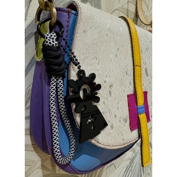 Un accesorio original y lleno de significado. Nuestro llavero Virgen del Pilar combina tradición y modernidad gracias a su diseño exclusivo en metacrilato con corte láser y su resistente cuerda paracord en múltiples colores.