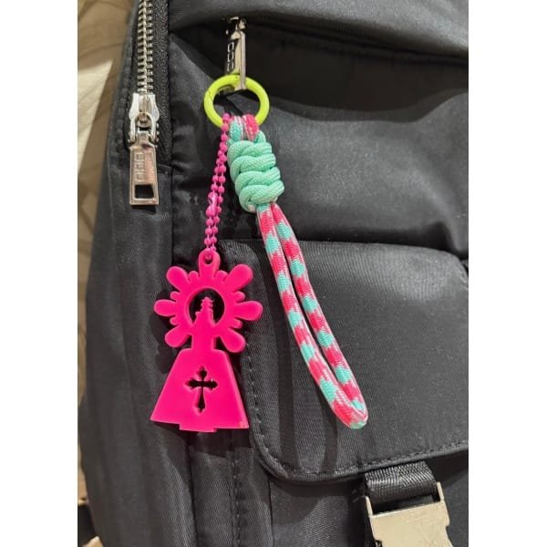 Un accesorio original y lleno de significado. Nuestro llavero Virgen del Pilar combina tradición y modernidad gracias a su diseño exclusivo en metacrilato con corte láser y su resistente cuerda paracord en múltiples colores.
