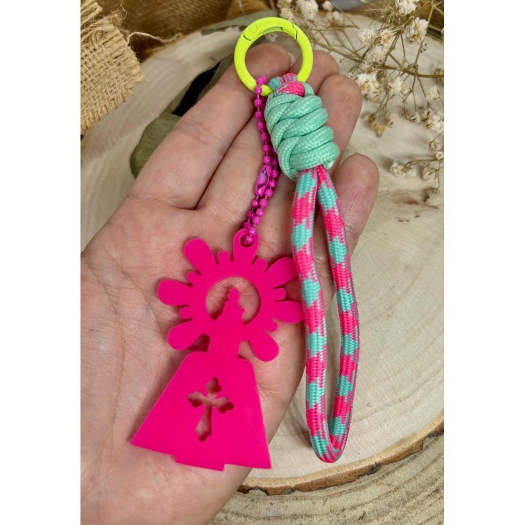Un accesorio original y lleno de significado. Nuestro llavero Virgen del Pilar combina tradición y modernidad gracias a su diseño exclusivo en metacrilato con corte láser y su resistente cuerda paracord en múltiples colores.