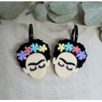 Un homenaje a la fuerza, el arte y el color de Frida Kahlo. Pendientes llenos de personalidad, creados en metacrilatos de tonos vibrantes para mujeres que, como ella, no tienen miedo de brillar.