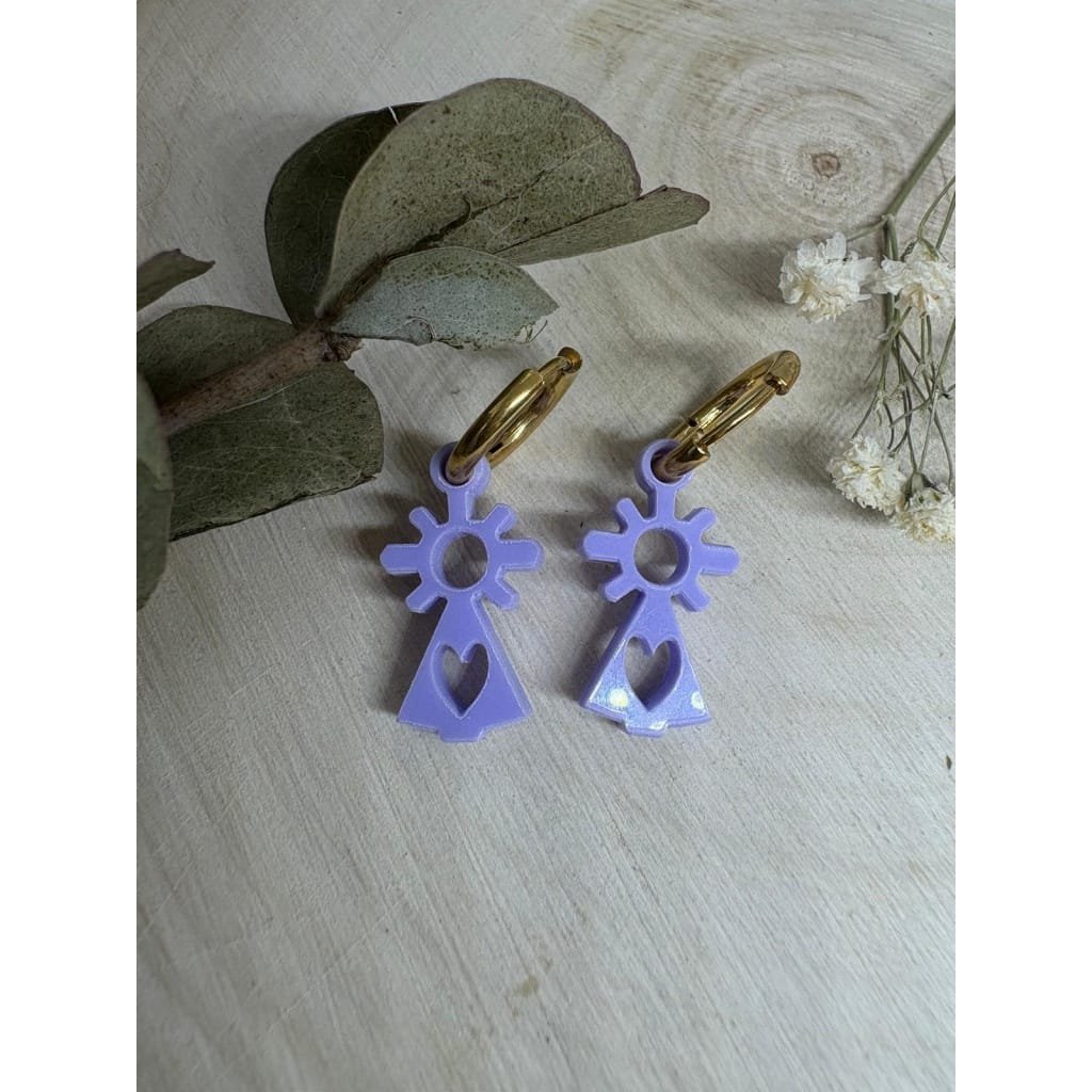 Ligeros, coloridos y llenos de significado. Nuestros pendientes de la Virgen del Pilar son exclusivos, cómodos y perfectos para mujeres y niñas que quieren un complemento especial y diferente.