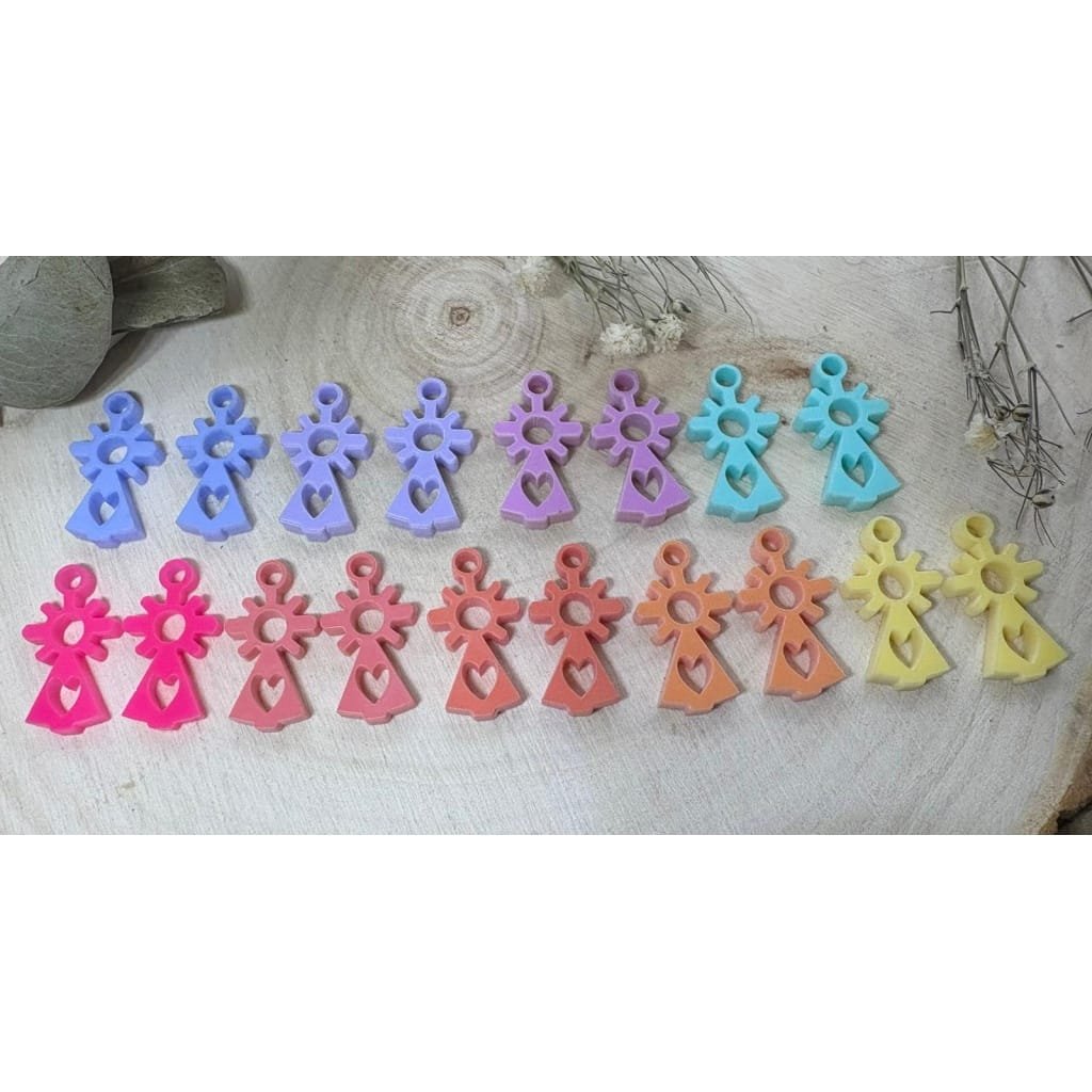 Ligeros, coloridos y llenos de significado. Nuestros pendientes de la Virgen del Pilar son exclusivos, cómodos y perfectos para mujeres y niñas que quieren un complemento especial y diferente.