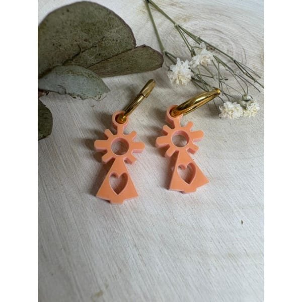 Ligeros, coloridos y llenos de significado. Nuestros pendientes de la Virgen del Pilar son exclusivos, cómodos y perfectos para mujeres y niñas que quieren un complemento especial y diferente.