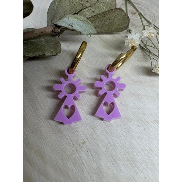 Ligeros, coloridos y llenos de significado. Nuestros pendientes de la Virgen del Pilar son exclusivos, cómodos y perfectos para mujeres y niñas que quieren un complemento especial y diferente.