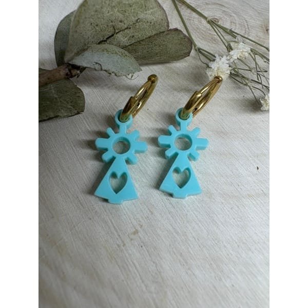 Ligeros, coloridos y llenos de significado. Nuestros pendientes de la Virgen del Pilar son exclusivos, cómodos y perfectos para mujeres y niñas que quieren un complemento especial y diferente.