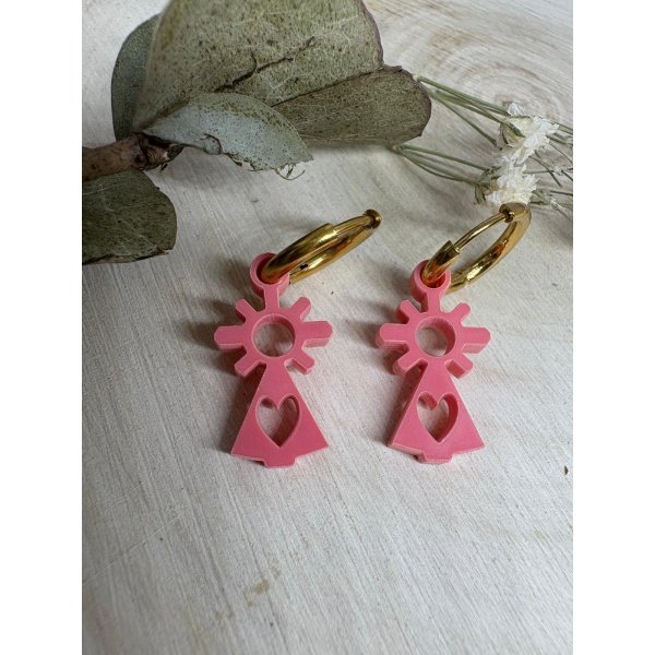 Ligeros, coloridos y llenos de significado. Nuestros pendientes de la Virgen del Pilar son exclusivos, cómodos y perfectos para mujeres y niñas que quieren un complemento especial y diferente.