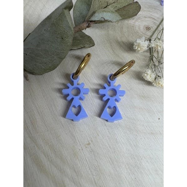 Ligeros, coloridos y llenos de significado. Nuestros pendientes de la Virgen del Pilar son exclusivos, cómodos y perfectos para mujeres y niñas que quieren un complemento especial y diferente.