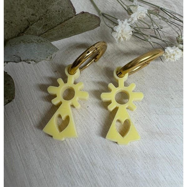 Ligeros, coloridos y llenos de significado. Nuestros pendientes de la Virgen del Pilar son exclusivos, cómodos y perfectos para mujeres y niñas que quieren un complemento especial y diferente.