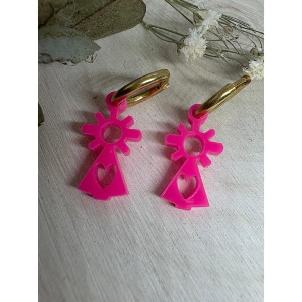 Ligeros, coloridos y llenos de significado. Nuestros pendientes de la Virgen del Pilar son exclusivos, cómodos y perfectos para mujeres y niñas que quieren un complemento especial y diferente.