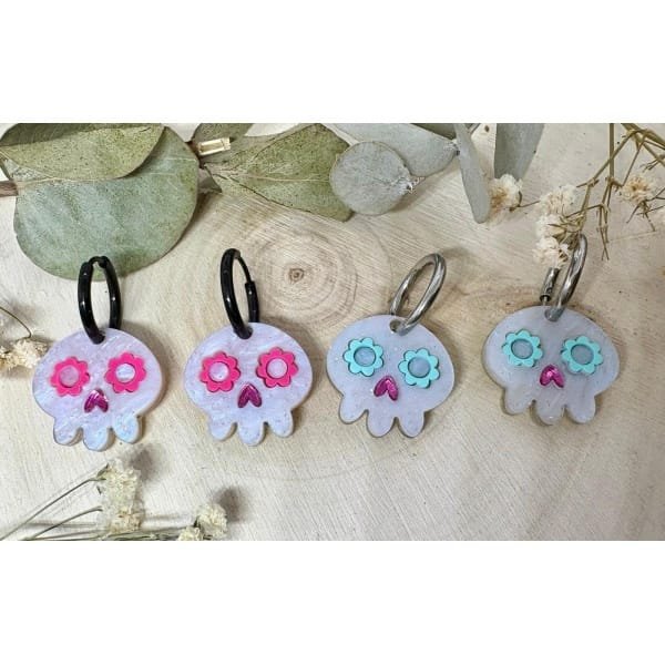 Nuestra Calavera Hippie es uno de esos pendientes que no dejan indiferente a nadie: originales, divertidos y con ese toque artesanal que convierte cada pieza en algo único.
