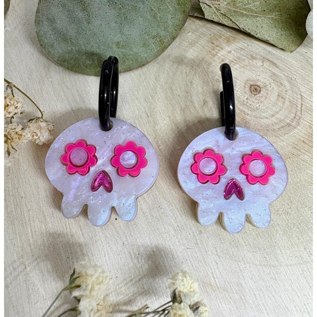 Nuestra Calavera Hippie es uno de esos pendientes que no dejan indiferente a nadie: originales, divertidos y con ese toque artesanal que convierte cada pieza en algo único.