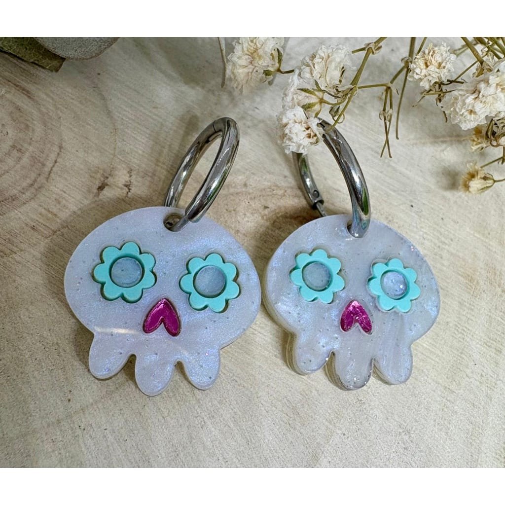 Nuestra Calavera Hippie es uno de esos pendientes que no dejan indiferente a nadie: originales, divertidos y con ese toque artesanal que convierte cada pieza en algo único.