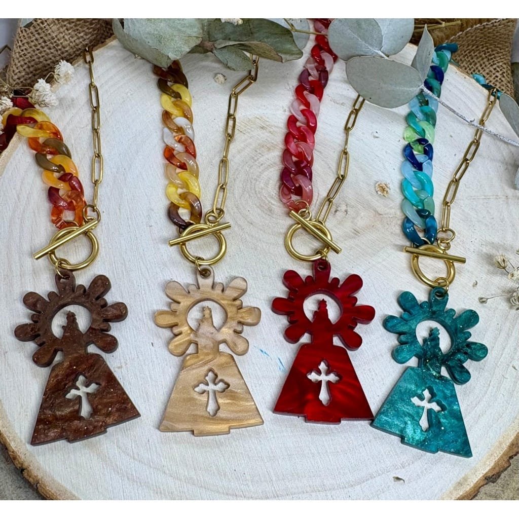 Un colgante elegante, moderno y lleno de significado, que une tradición y estilo en una joya única. Diseño exclusivo de Judithconalma, creado con mucho cariño para lucir la devoción y la elegancia de la Virgen del Pilar en un complemento con alma. Ideal para llevar en las Fiestas del Pilar o durante todo el año.