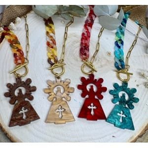 Un colgante elegante, moderno y lleno de significado, que une tradición y estilo en una joya única. Diseño exclusivo de Judithconalma, creado con mucho cariño para lucir la devoción y la elegancia de la Virgen del Pilar en un complemento con alma. Ideal para llevar en las Fiestas del Pilar o durante todo el año.