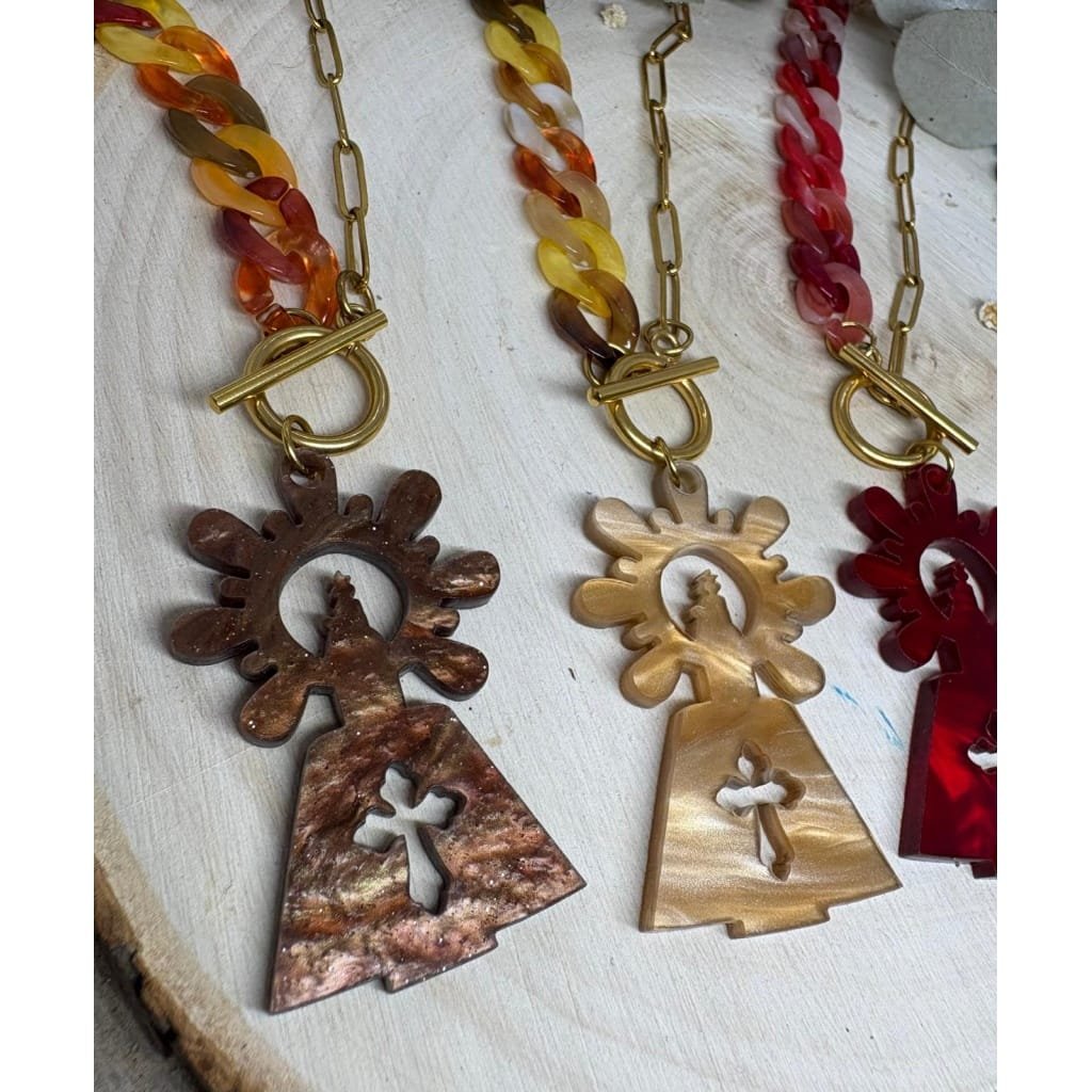 Un colgante elegante, moderno y lleno de significado, que une tradición y estilo en una joya única. Diseño exclusivo de Judithconalma, creado con mucho cariño para lucir la devoción y la elegancia de la Virgen del Pilar en un complemento con alma. Ideal para llevar en las Fiestas del Pilar o durante todo el año.