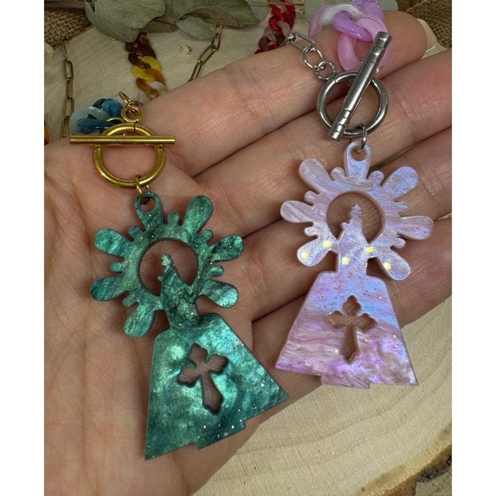 Un colgante elegante, moderno y lleno de significado, que une tradición y estilo en una joya única. Diseño exclusivo de Judithconalma, creado con mucho cariño para lucir la devoción y la elegancia de la Virgen del Pilar en un complemento con alma. Ideal para llevar en las Fiestas del Pilar o durante todo el año.