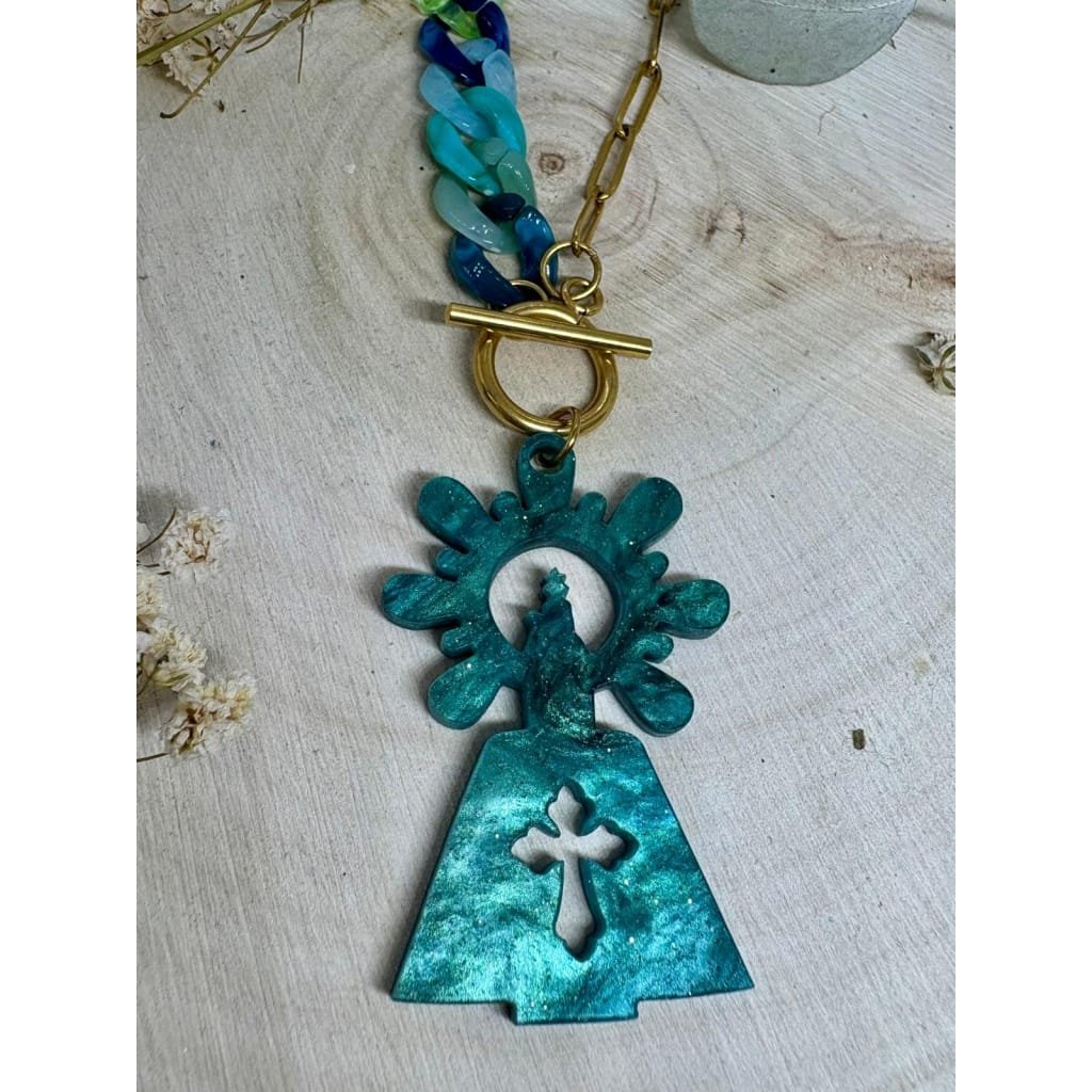 Un colgante elegante, moderno y lleno de significado, que une tradición y estilo en una joya única. Diseño exclusivo de Judithconalma, creado con mucho cariño para lucir la devoción y la elegancia de la Virgen del Pilar en un complemento con alma. Ideal para llevar en las Fiestas del Pilar o durante todo el año.