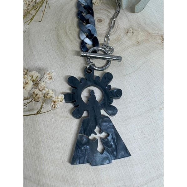 Un colgante elegante, moderno y lleno de significado, que une tradición y estilo en una joya única. Diseño exclusivo de Judithconalma, creado con mucho cariño para lucir la devoción y la elegancia de la Virgen del Pilar en un complemento con alma. Ideal para llevar en las Fiestas del Pilar o durante todo el año.
