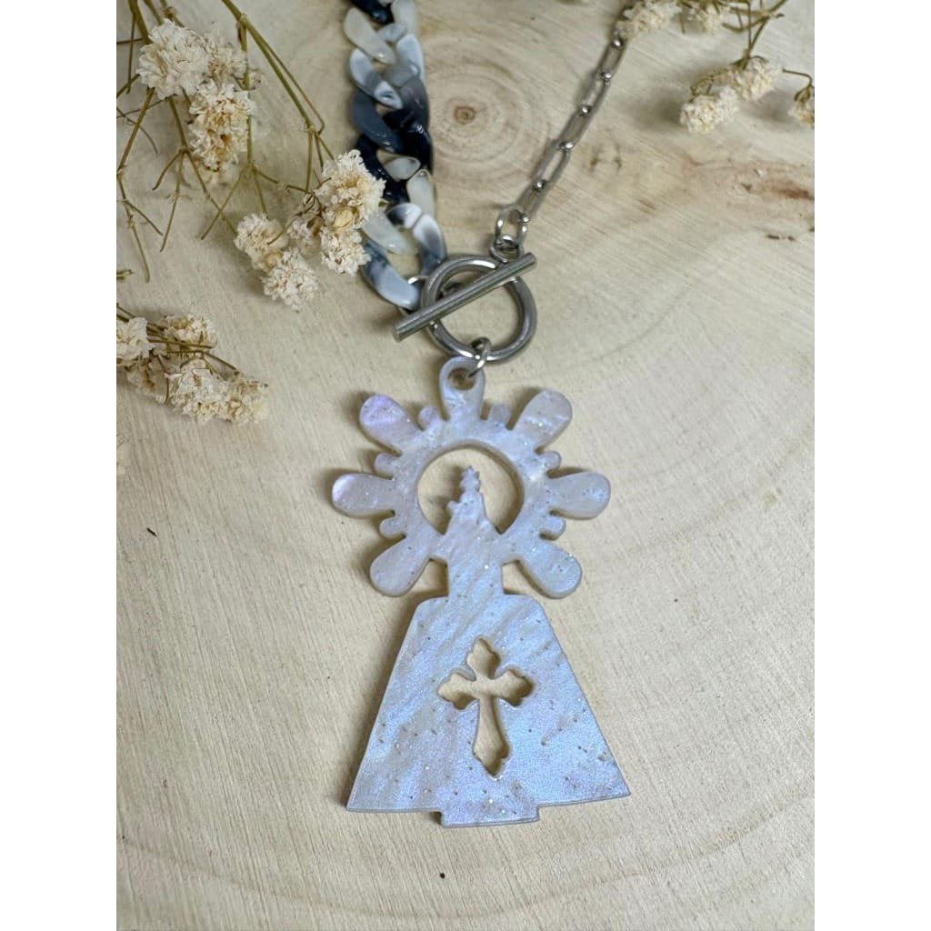 Un colgante elegante, moderno y lleno de significado, que une tradición y estilo en una joya única. Diseño exclusivo de Judithconalma, creado con mucho cariño para lucir la devoción y la elegancia de la Virgen del Pilar en un complemento con alma. Ideal para llevar en las Fiestas del Pilar o durante todo el año.