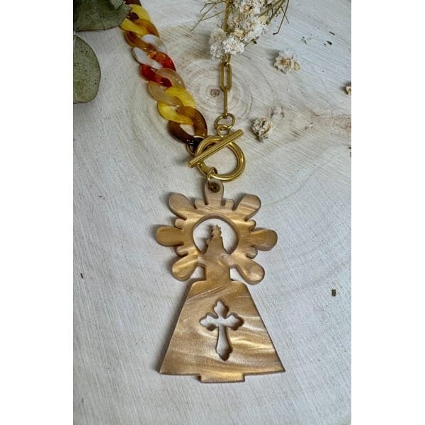 Un colgante elegante, moderno y lleno de significado, que une tradición y estilo en una joya única. Diseño exclusivo de Judithconalma, creado con mucho cariño para lucir la devoción y la elegancia de la Virgen del Pilar en un complemento con alma. Ideal para llevar en las Fiestas del Pilar o durante todo el año.