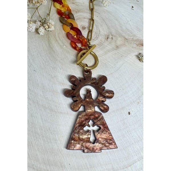 Un colgante elegante, moderno y lleno de significado, que une tradición y estilo en una joya única. Diseño exclusivo de Judithconalma, creado con mucho cariño para lucir la devoción y la elegancia de la Virgen del Pilar en un complemento con alma. Ideal para llevar en las Fiestas del Pilar o durante todo el año.