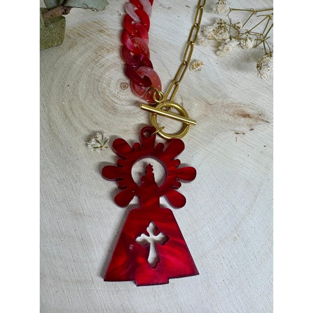 Un colgante elegante, moderno y lleno de significado, que une tradición y estilo en una joya única. Diseño exclusivo de Judithconalma, creado con mucho cariño para lucir la devoción y la elegancia de la Virgen del Pilar en un complemento con alma. Ideal para llevar en las Fiestas del Pilar o durante todo el año.