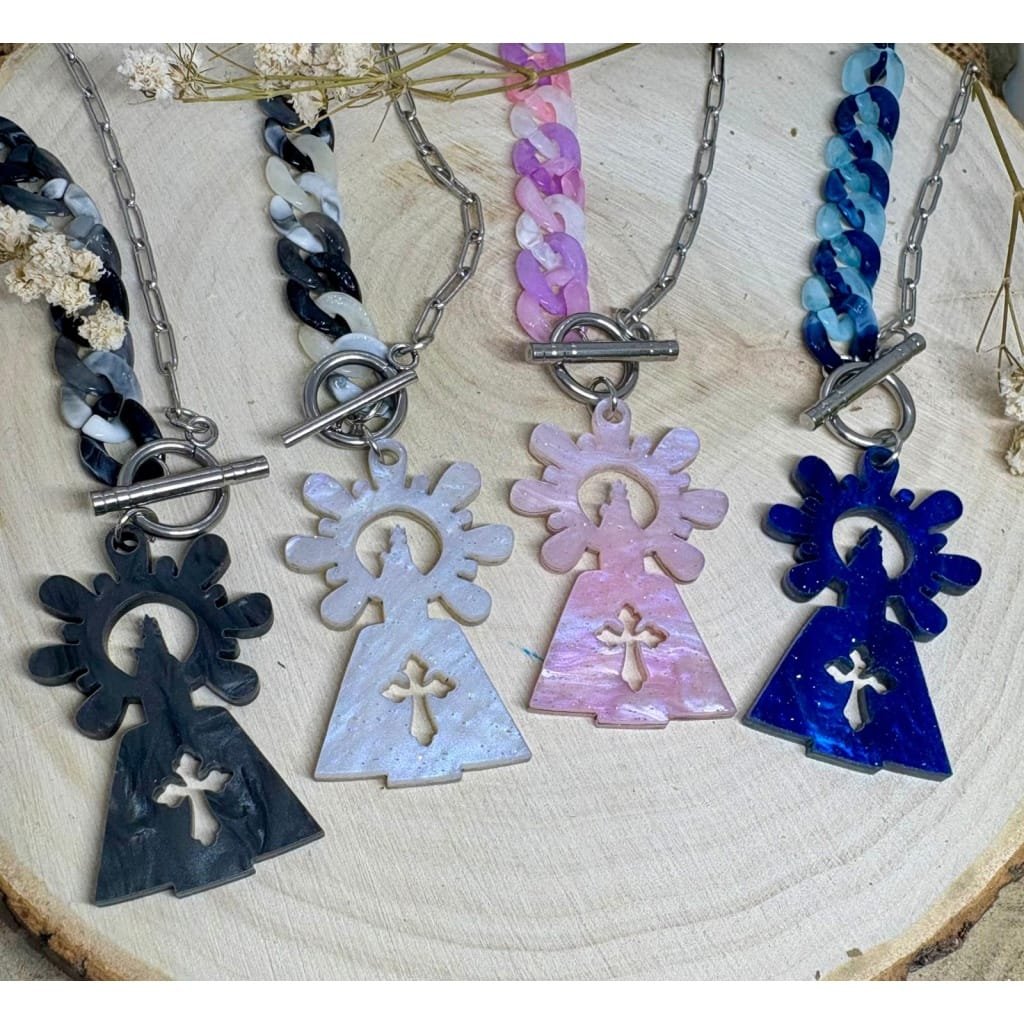 Un colgante elegante, moderno y lleno de significado, que une tradición y estilo en una joya única. Diseño exclusivo de Judithconalma, creado con mucho cariño para lucir la devoción y la elegancia de la Virgen del Pilar en un complemento con alma. Ideal para llevar en las Fiestas del Pilar o durante todo el año.