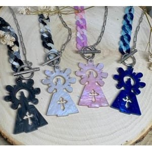 Un colgante elegante, moderno y lleno de significado, que une tradición y estilo en una joya única. Diseño exclusivo de Judithconalma, creado con mucho cariño para lucir la devoción y la elegancia de la Virgen del Pilar en un complemento con alma. Ideal para llevar en las Fiestas del Pilar o durante todo el año.