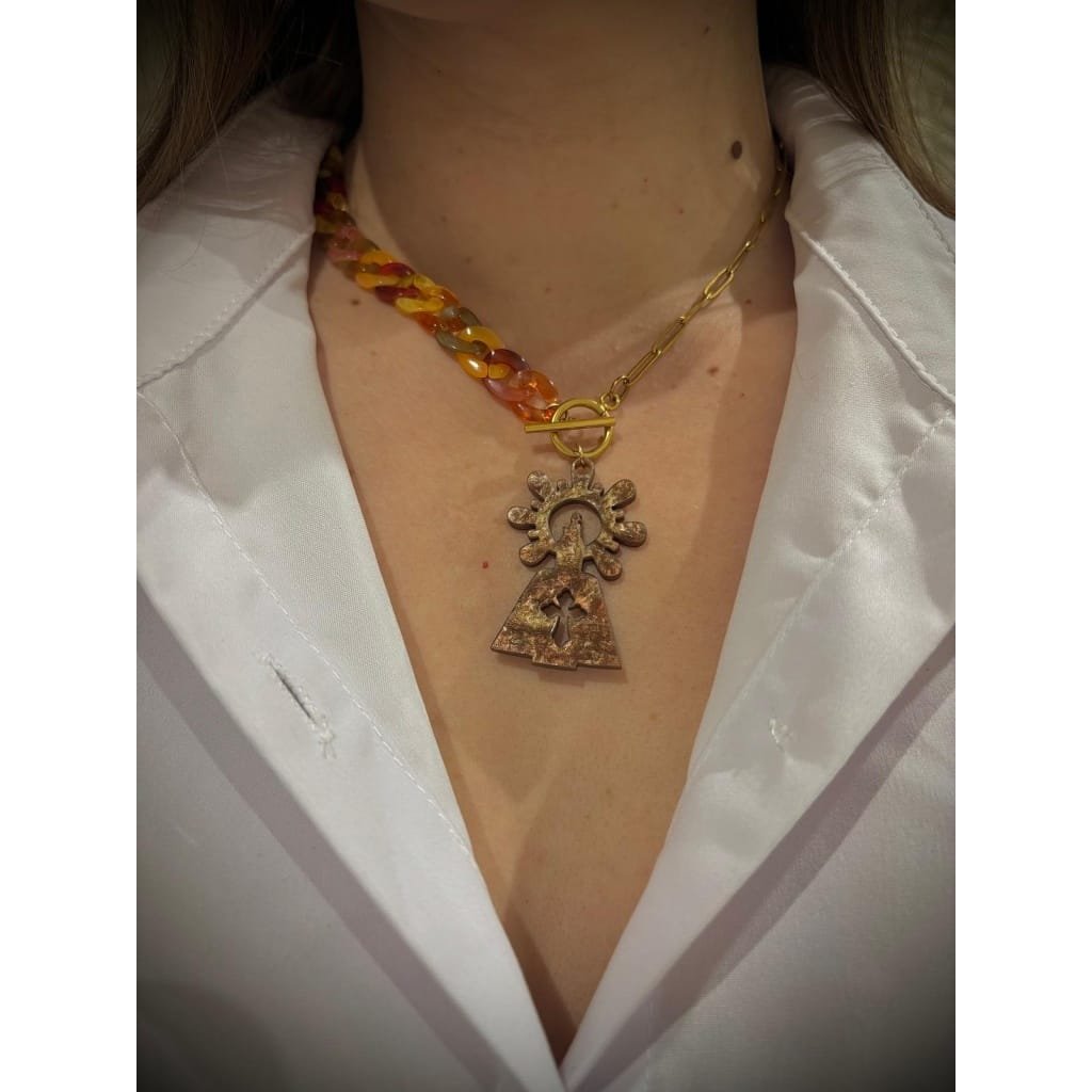 Un colgante elegante, moderno y lleno de significado, que une tradición y estilo en una joya única. Diseño exclusivo de Judithconalma, creado con mucho cariño para lucir la devoción y la elegancia de la Virgen del Pilar en un complemento con alma. Ideal para llevar en las Fiestas del Pilar o durante todo el año.