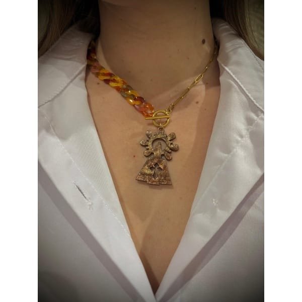 Un colgante elegante, moderno y lleno de significado, que une tradición y estilo en una joya única. Diseño exclusivo de Judithconalma, creado con mucho cariño para lucir la devoción y la elegancia de la Virgen del Pilar en un complemento con alma. Ideal para llevar en las Fiestas del Pilar o durante todo el año.