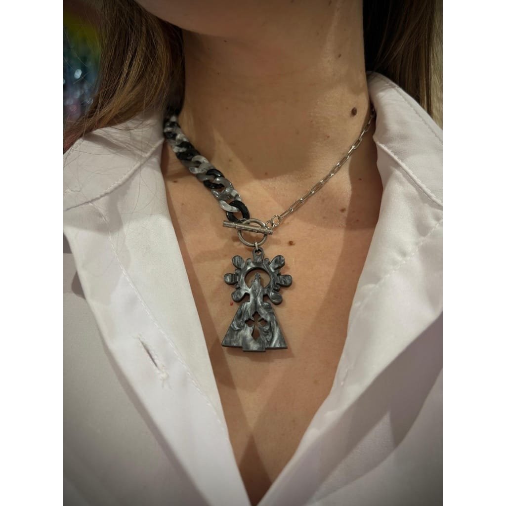 Un colgante elegante, moderno y lleno de significado, que une tradición y estilo en una joya única. Diseño exclusivo de Judithconalma, creado con mucho cariño para lucir la devoción y la elegancia de la Virgen del Pilar en un complemento con alma. Ideal para llevar en las Fiestas del Pilar o durante todo el año.