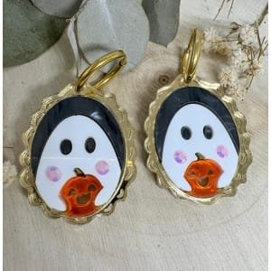La noche más mágica del año se acerca y en Judithconalma ya tenemos listos los accesorios más originales para celebrarla como se merece. Si te encantan los complementos únicos, hechos a mano y con un toque divertido, no puedes perderte nuestros Pendientes Fantasma en Espejo, un diseño exclusivo de la Colección Halloween 2025.