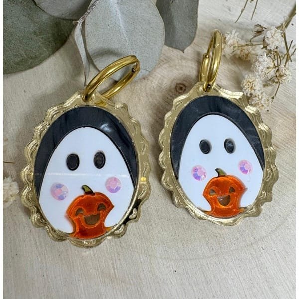 La noche más mágica del año se acerca y en Judithconalma ya tenemos listos los accesorios más originales para celebrarla como se merece. Si te encantan los complementos únicos, hechos a mano y con un toque divertido, no puedes perderte nuestros Pendientes Fantasma en Espejo, un diseño exclusivo de la Colección Halloween 2025.
