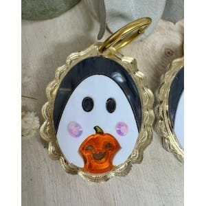 La noche más mágica del año se acerca y en Judithconalma ya tenemos listos los accesorios más originales para celebrarla como se merece. Si te encantan los complementos únicos, hechos a mano y con un toque divertido, no puedes perderte nuestros Pendientes Fantasma en Espejo, un diseño exclusivo de la Colección Halloween 2025.