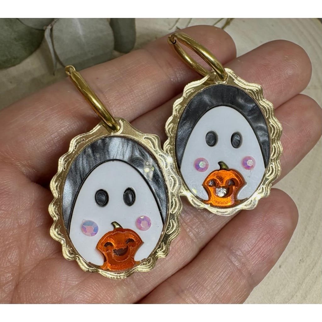 La noche más mágica del año se acerca y en Judithconalma ya tenemos listos los accesorios más originales para celebrarla como se merece. Si te encantan los complementos únicos, hechos a mano y con un toque divertido, no puedes perderte nuestros Pendientes Fantasma en Espejo, un diseño exclusivo de la Colección Halloween 2025.