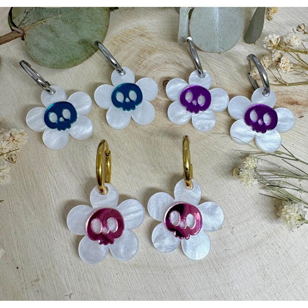 Nuestros Pendientes Flor de Calavera llegan para romper moldes en la Colección Halloween 2025 de Judithconalma, combinando el toque más rebelde del Halloween con la dulzura de una flor. Un diseño exclusivo, alegre y con mucha personalidad, hecho a mano con metacrilatos de importación de alta calidad.